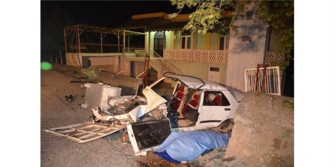 Şanlıurfa'da otomobil cami duvarına çarptı: 5 yaralı