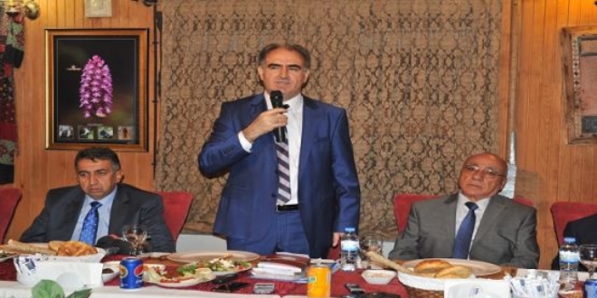 Vali: Devlet memuru gazetecilik yapamaz