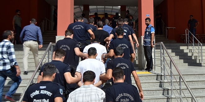 Adana'da SGK personelinin de olduu 8 kii tutukland
