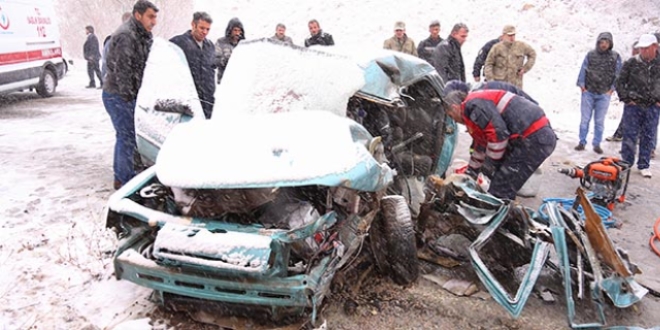 Bayburt'ta otomobil ile kamyon çarpıştı: 1 ölü, 4 yaralı