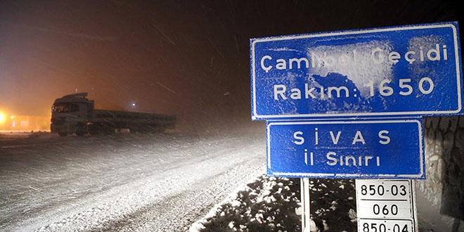 Sivas-Tokat karayolunda sürücüler zor anlar yaşıyor