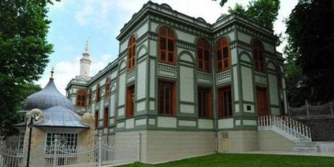 Beşiktaş'taki Ertuğrul Tekke Camii'nde cemaat buluşması