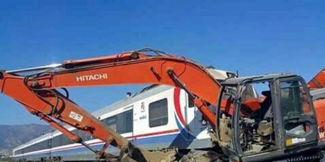 Yolcu treni iş makinesine çarptı: 20 kişi yaralandı