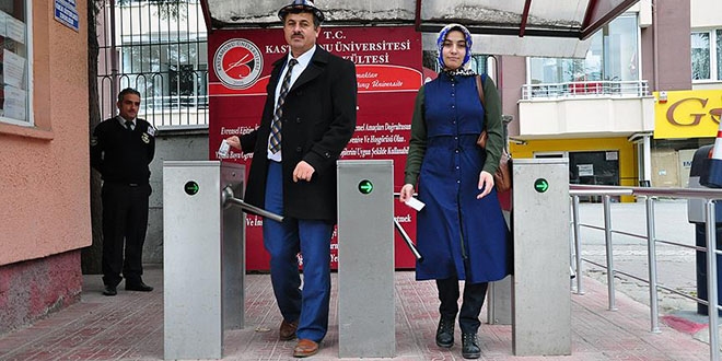 Kızıyla aynı okul sıralarını paylaşıyor