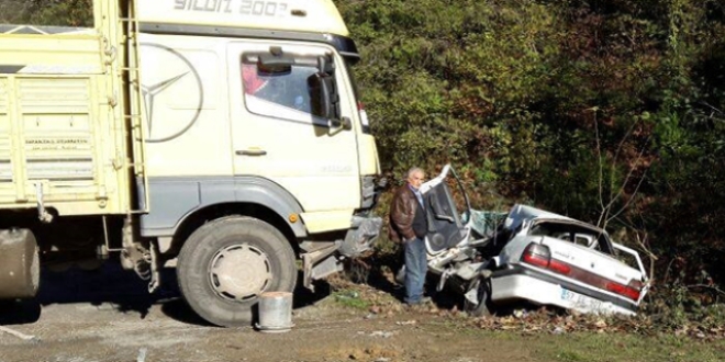 Sinop'ta otomobil kamyonla çarpıştı: 2 ölü, 1 yaralı