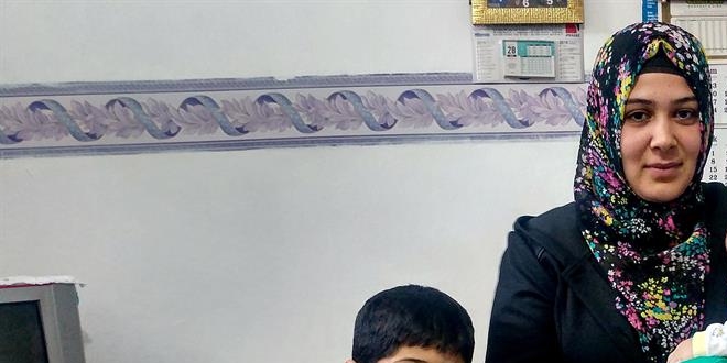 Üç çocuğuyla yasanın çıkmasını bekliyor
