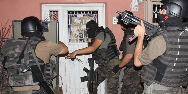 Adana'da 300 polisin katlmyla 'gven' uygulamas