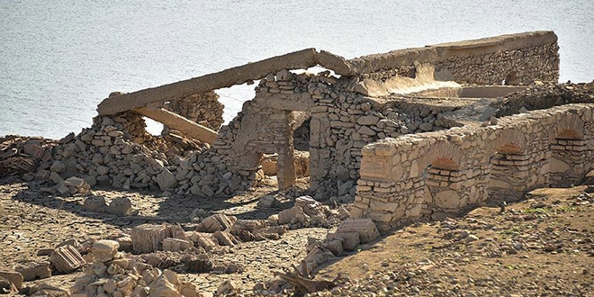 Barajda sular çekildi, 61 yıllık fabrika ortaya çıktı