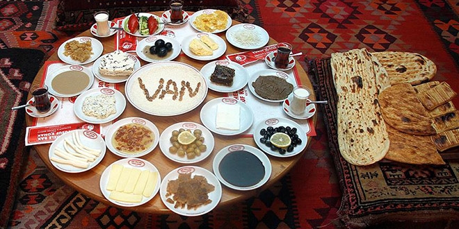 'D�nyan�n en kalabal�k kahvalt� sofras�'