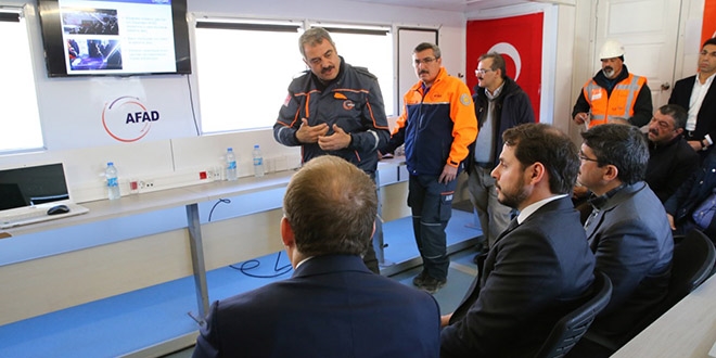 Göçük altındaki işçilerin kurtarılması için çalışmalar sürüyor