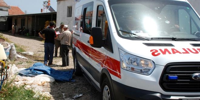 Trakt�rden d��en 3 ya��ndaki �ocuk �ld�