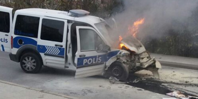 Polis arac� kamyona �arpt�: 2 polis memuru yaraland�