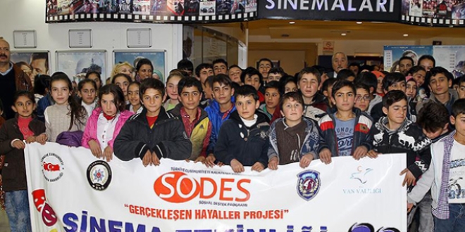 Polis amcalar� sayesinde sinemayla tan��t�lar