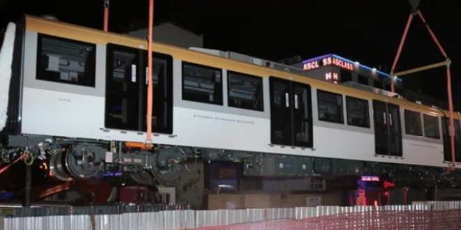 İstanbul'un yeni metro vagonları raylara indirildi