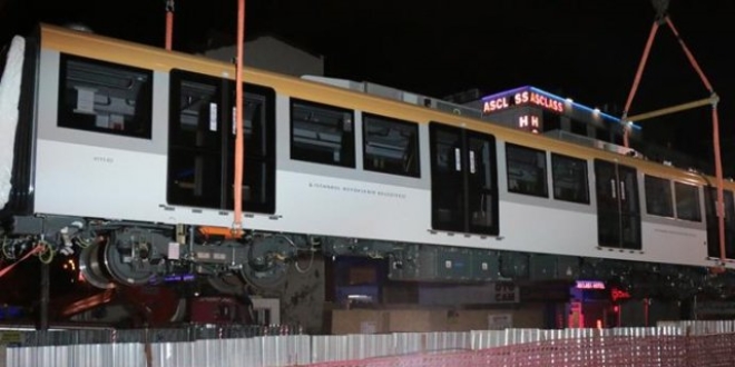 stanbul'un yeni metro vagonlar raylara indirildi