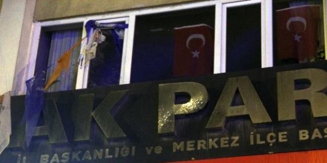 İzmir'de AK Parti ilçe binasına saldırı