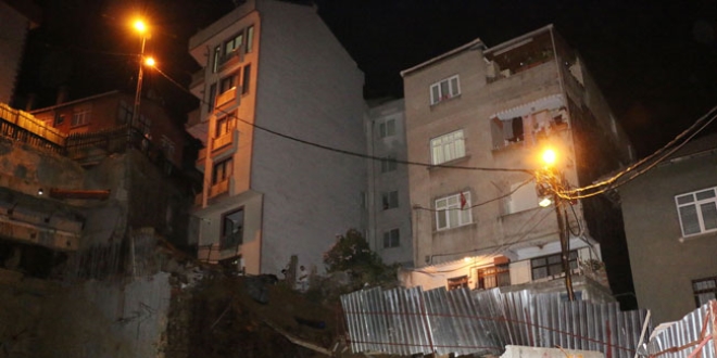Esenler'de inşaatın istinat duvarı çöktü