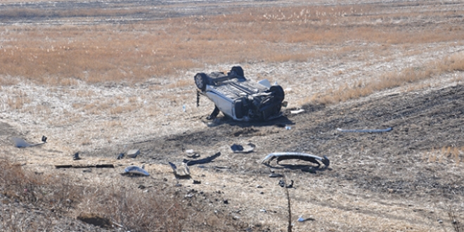 K�r�kkale'de otomobil devrildi: 1 �l�, 2 yaral�