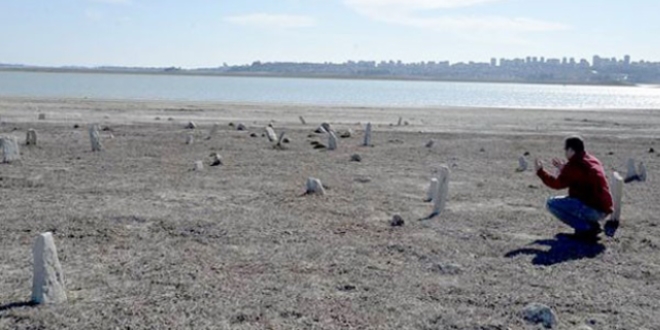 Baraj g�l�nde su �ekildi mezarl�k ortaya ��kt�