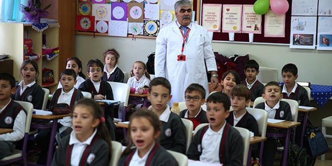 Örnek projeleriyle minik öğrencilerine ışık tutuyor
