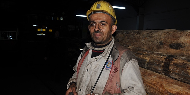 Biyoloji öğretmeni, madende kömür kazıyor