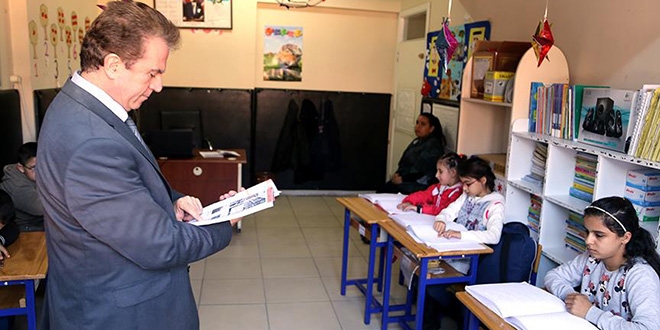 Görme engelli öğrencilerine 'ışık' oluyorlar