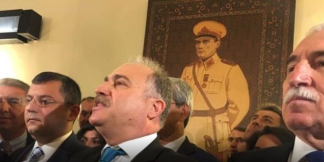 'Mareşal Atatürk' portresinin taklidi eski yerine asıldı