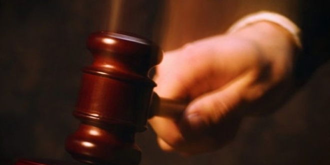 Mahkeme salonunda yüzünü kesti, kanı alnına sürdü