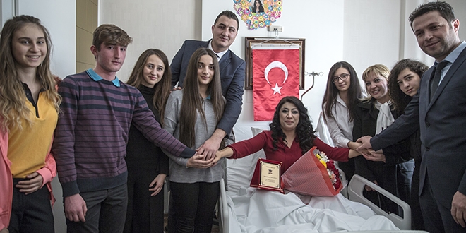 Öğrenciler, gazi öğretmeni yalnız bırakmadı