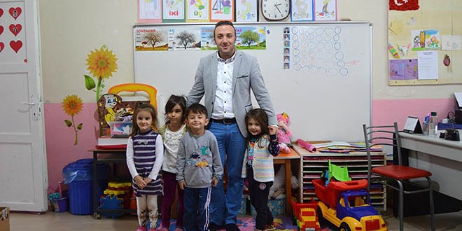 Sınıfları depo olarak kullanılan okulu yeniledi