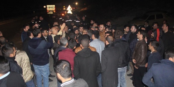 Şanlıurfa'da elektrik kesintisi yüzünden mahalleli yolu kapattı