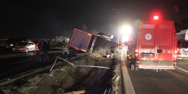 Kocaeli TEM Otoyolu'nda tır devrildi: 5 kişi yaralandı