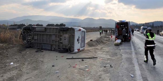 Futbolcuları taşıyan minibüs, otomobile çarptı: 8 yaralı