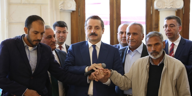 Bakan Çelik aralarında husumet bulunan aileleri barıştırdı