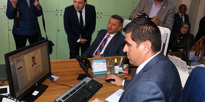 Burdur'da çipli kimlik kartları dağtılmaya başlandı