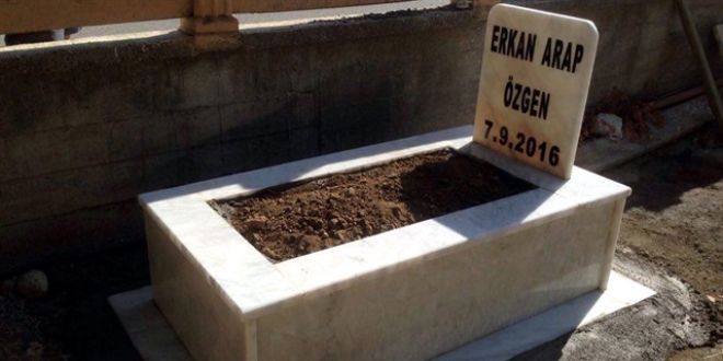 Emekli öğretmen, ölmeden önce mezartaşını yaptırdı