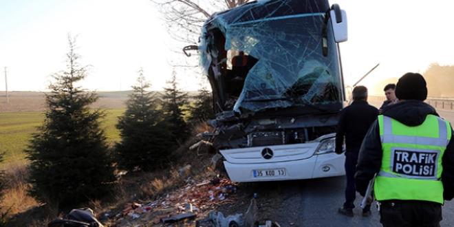 Yolcu otobüsü ile kamyon çarpıştı: 1'i ağır 13 yaralı