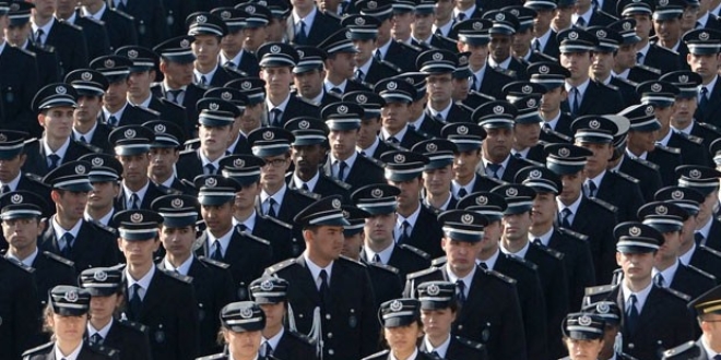 81'i emniyet müdürü olmak üzere 415 polis firar etti