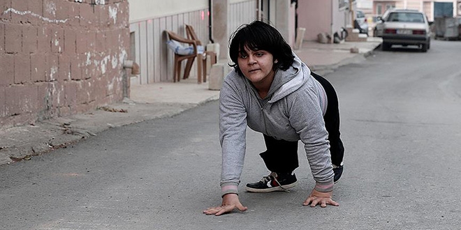 'Elleriyle yürüyen' Arzu okullu olmak istiyor