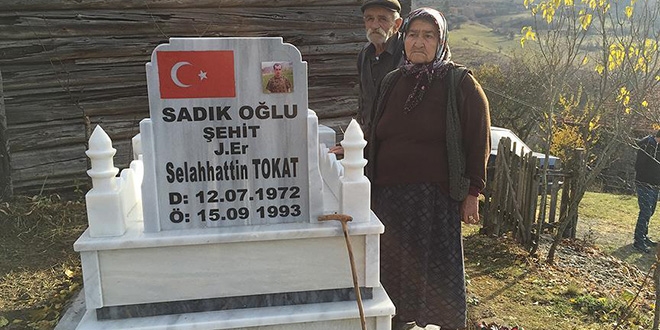 Şehit oğullarının kabrini beklemek için köyü terk etmiyorlar