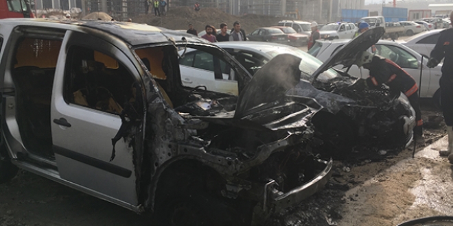 Ba�kentte park halindeki iki otomobil yand�