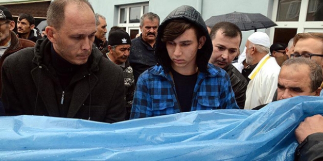 Babas�n�n ard�ndan dedesini de topra�a verdi