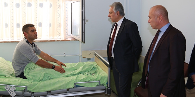 Hakkari Valisi Toprak, yaralı askerleri ziyaret etti