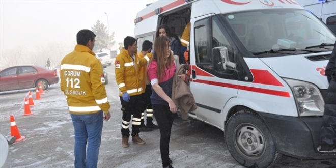 Çorum'da otomobille minibüs çarpıştı: 9 yaralı