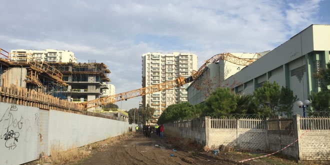 Kule vinci rüzgarın etkisiyle okulun üzerine devrildi