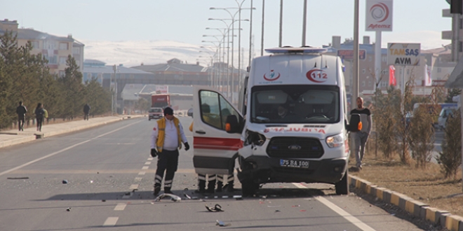 Hasta götüren ambulans kaza yaptı