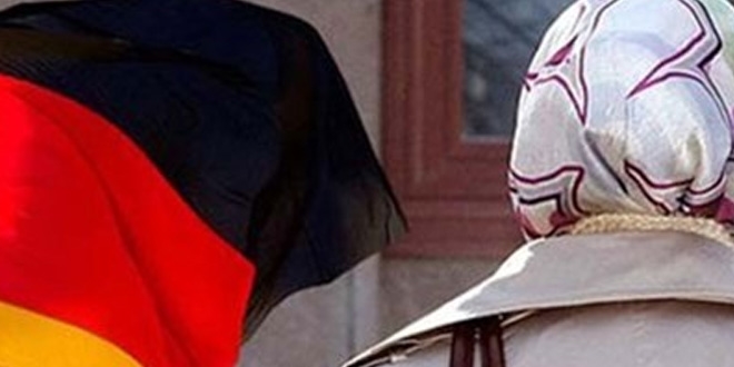 Almanya'da  skandal, ba��rt�l� oldu�u i�in tramvaydan indirildi