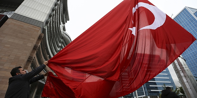 CHP Genel Merkezi'ne dev Türk bayrağı asıldı