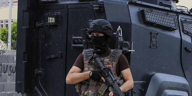 Dicle'de polis aracına EYP'li saldırı