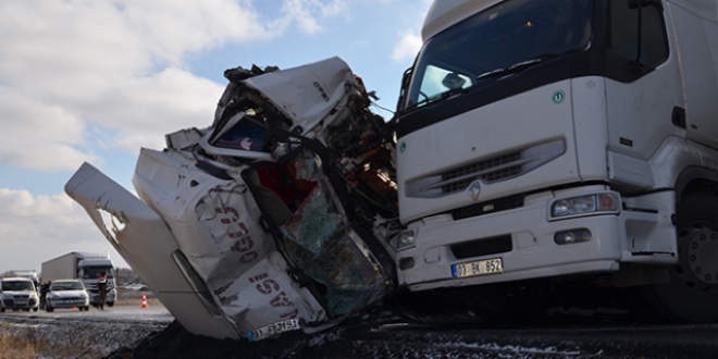 Konya'da 2 tır çarpıştı: 1 ölü, 3 yaralı